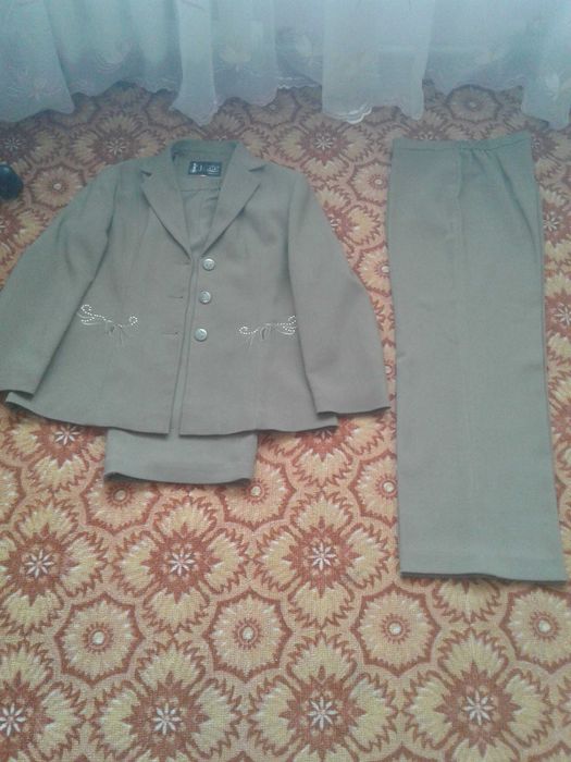 Продам женские  костюмы