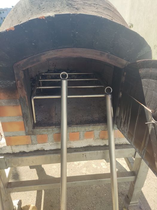 Vendo forno de assar a lenha 80x80 cm, praticamente novo, utilizado apenas 3 vezes.