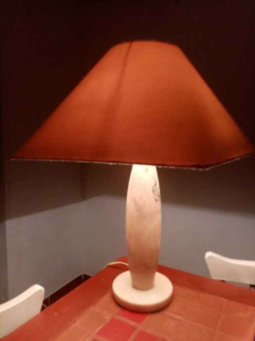 candeeiro de mesa antigo, em mármore rosa