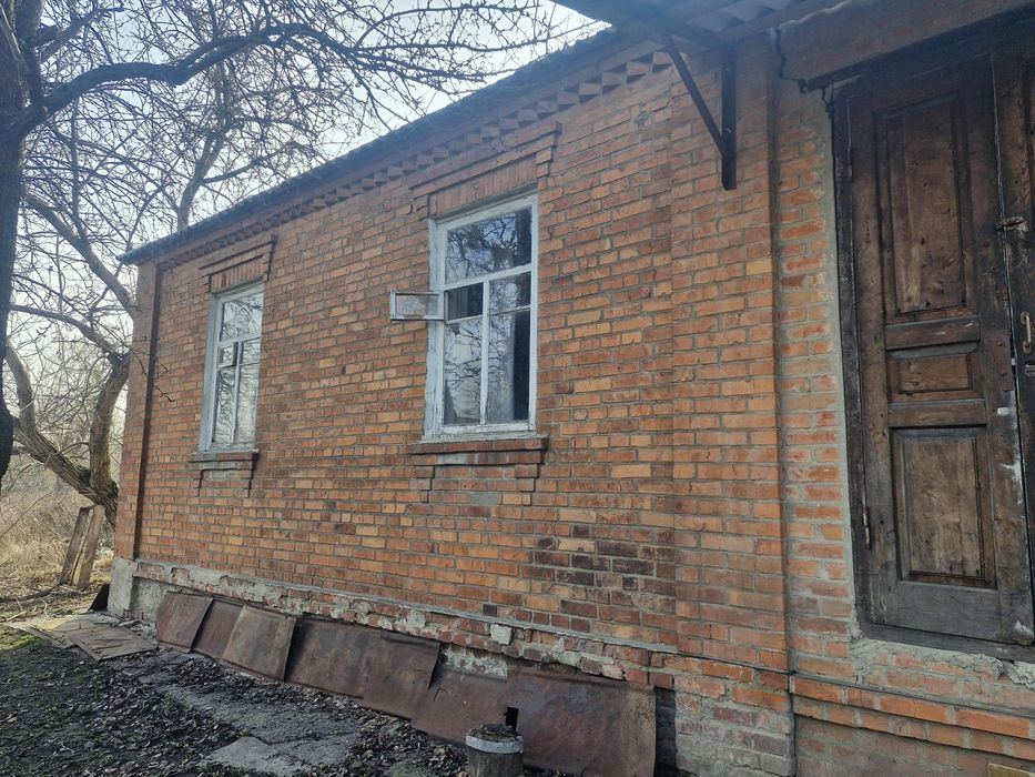 Продається 1/2 житлового будинку з ділянкою 10 соток та маленьким пруд