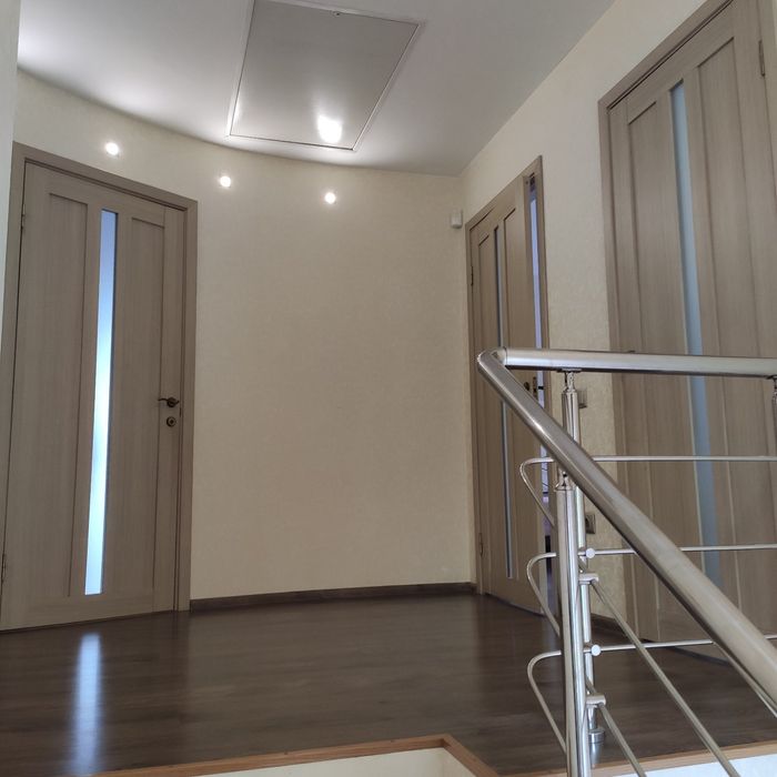 Новочасний будинок з меблями