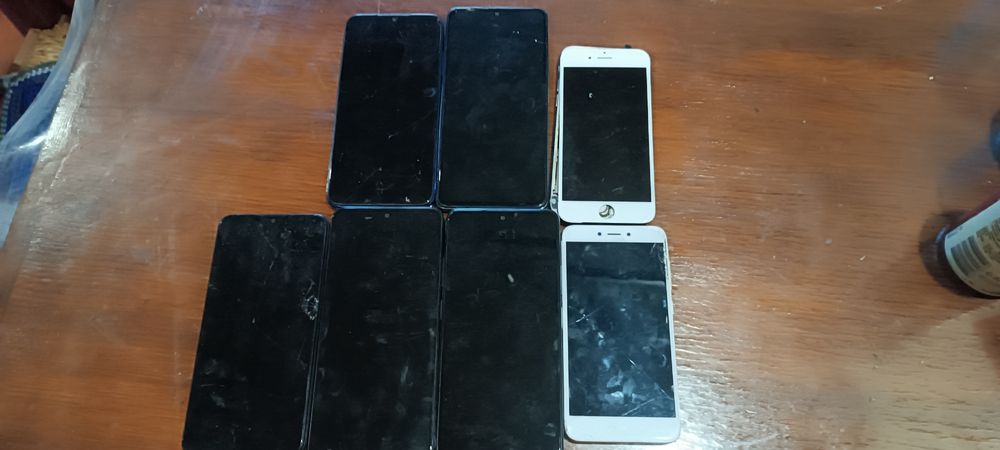 Продам стопку смартфонів на деталі.
