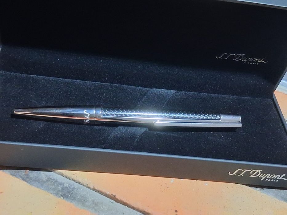 Caneta esferográfica S T Dupont modelo Défi em carbono