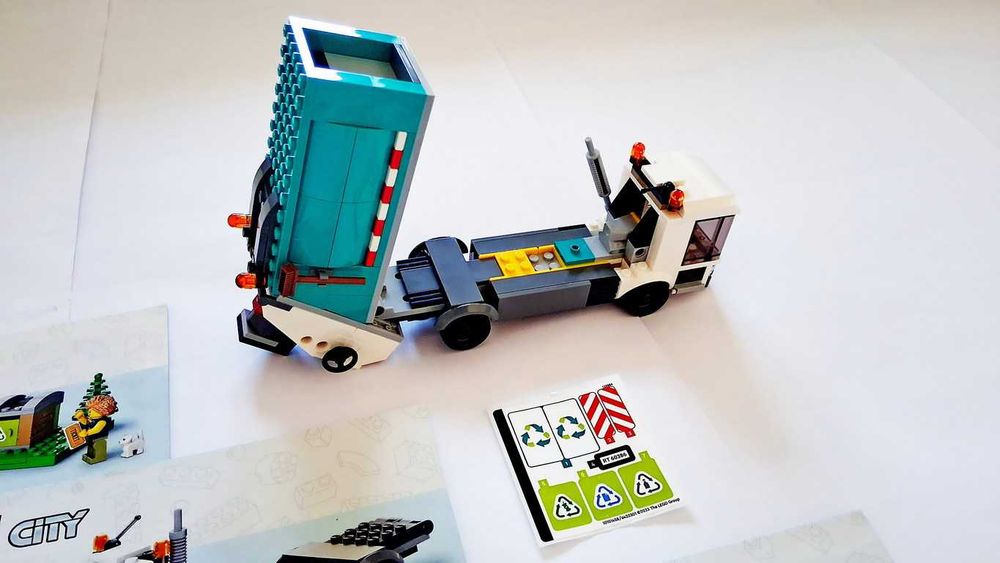 Lego City 60386 Recycling Truck em peças novas montado