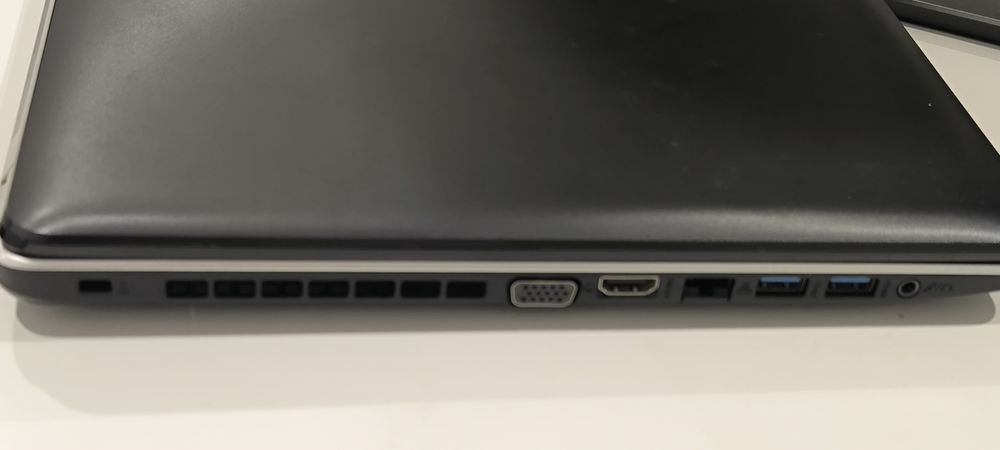 ASUS i7 17", 16GB RAM, 256GB SSD+1TB