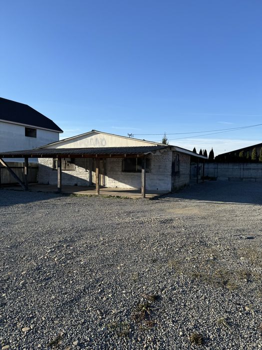 Здається гараж з навесами і великою територією