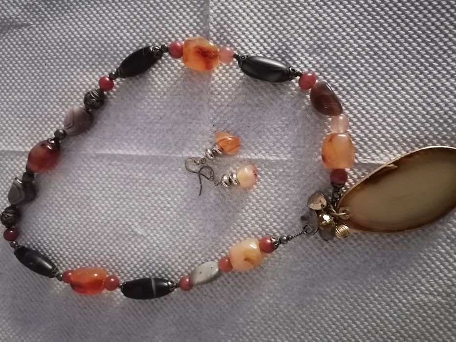 Lindo colar com brincos e medalha de coralinas