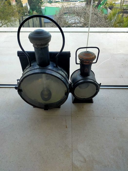 Antiga lanterna de mão de comboio