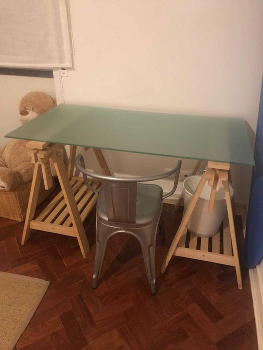 estantes e secretaria para quarto de criança ou escritório