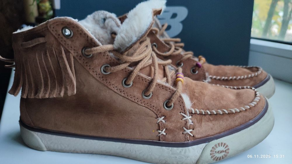 ботинки UGG Ariani с бахромой, бусинами и шнуровкой 39 р.