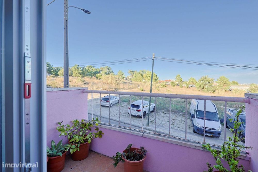 Apartamento T3 Duplex Remodelado no Centro de Corroios