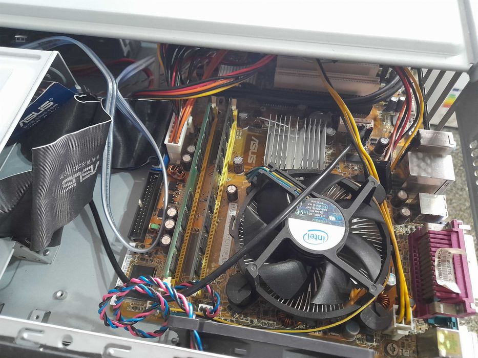 cpu de secretaria asus  com w 10pro 3 gigas de ram funciona muito bem.