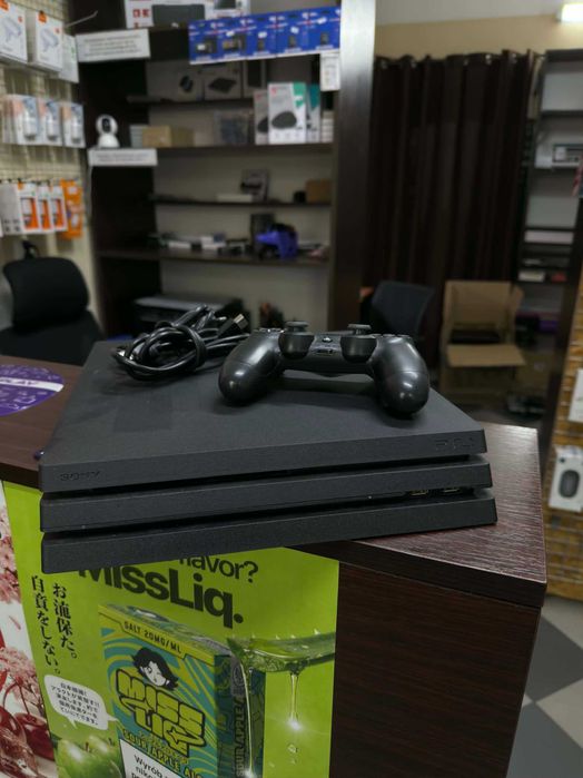 Konsola PS4 Pro dysk 1TB + Pad