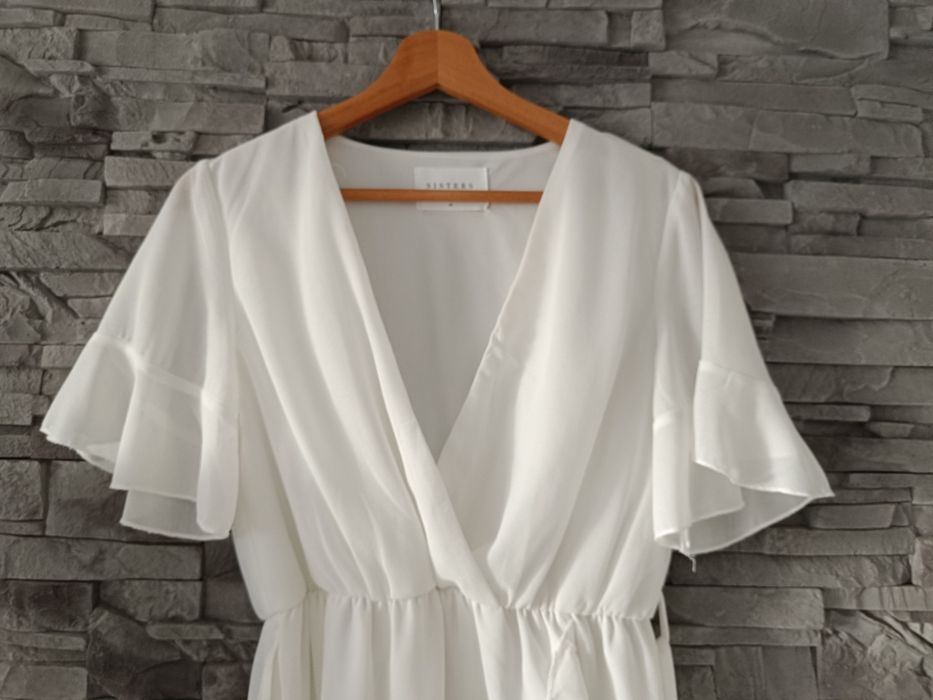 Biała piękna sukienka z falbanką