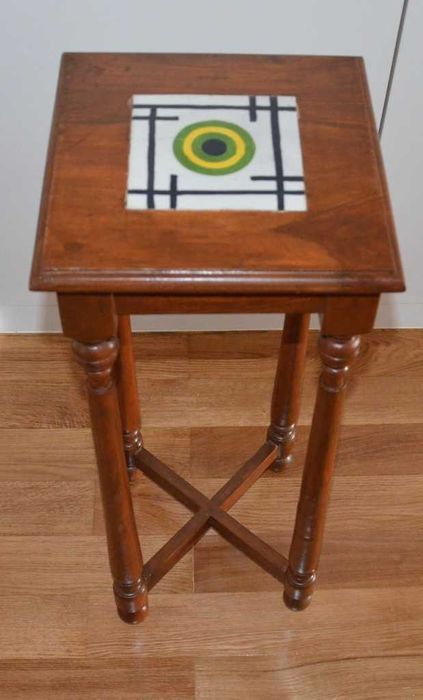 Pedestal em madeira maciça, com azulejo cerâmico