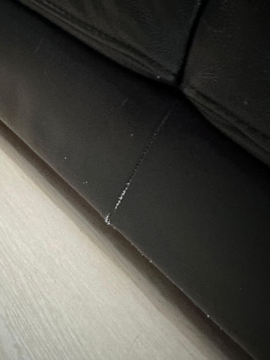 czarna skórzana sofa z “Etap Sofa” z funkcją spania