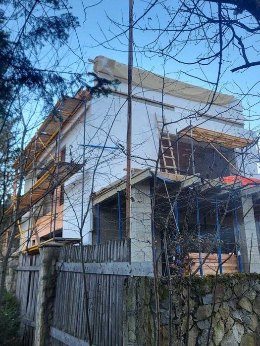 Приватний будинок у Микуличині . Закрита територія . 1 лінія від річки