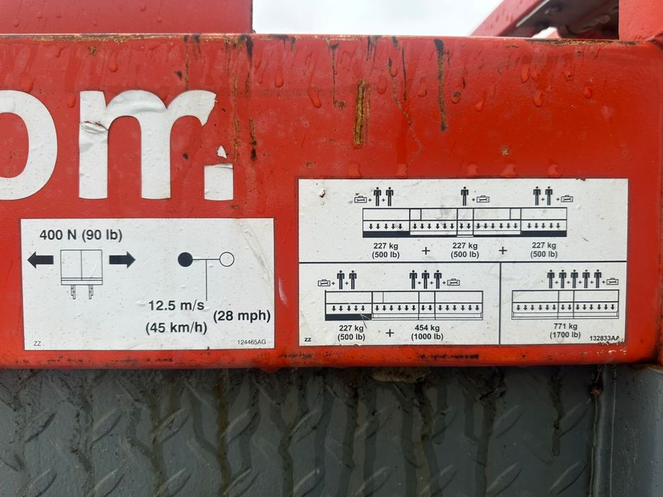 Ножничний навантажувач