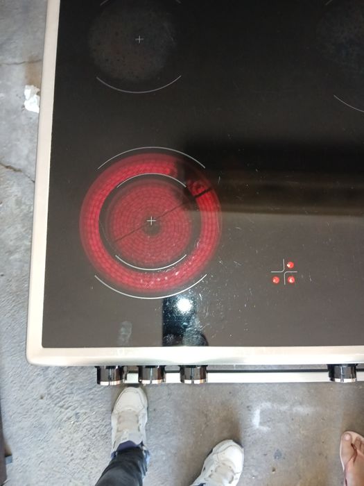 Vendo fogão elétrico, vitrocerâmica. Marca Beko.  Em muito bom estado.
