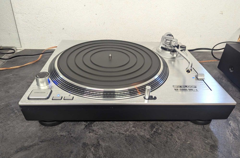 Програвач платівок Reloop RP-2000 MK3s.