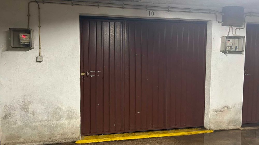 Garagem Fechada _ Praça da Galiza