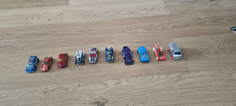 10 Samochodzików  hotweels