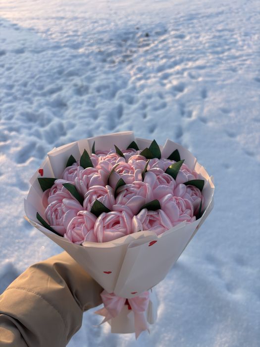 Тюльпани з атласної стрічки, чудовий подарунок на дееь закоханих