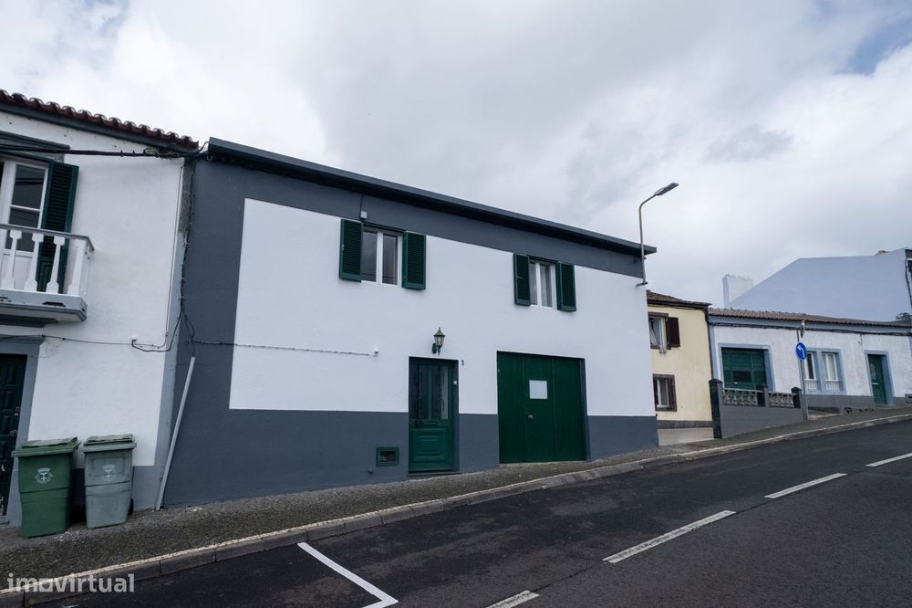Moradia T3 localizada em Santa Cruz