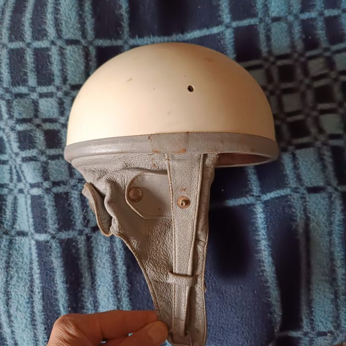 Duży Kask Orzeszek Nitron z szarą skórą z epoki PRL