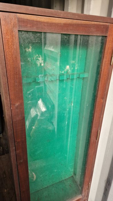 Armeiro em razoável estado.