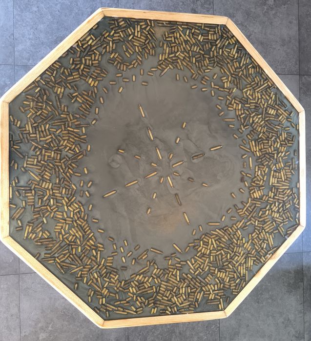 Stół z żywicy z łuskami