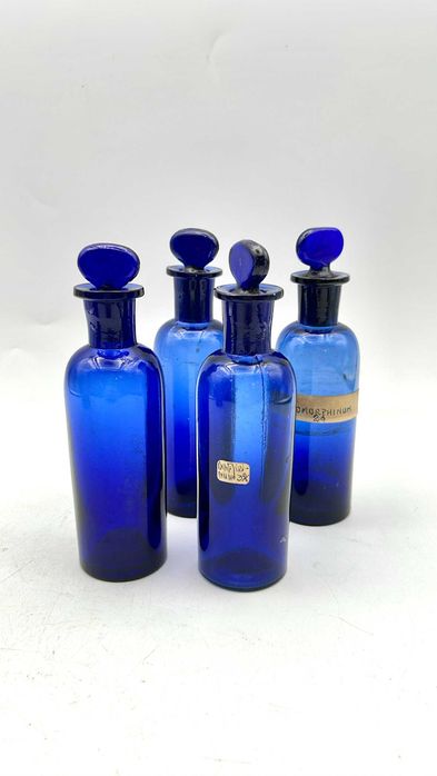 Frascos de farmácia antigos azul cobalto