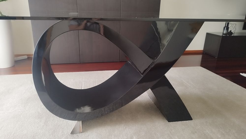 Mesa de Jantar de Design. Vidro Temperado Fumado e Base Escultural
Título: Mesa de Jantar Luxo – Vidro Temperado Fumado e Base Escultural