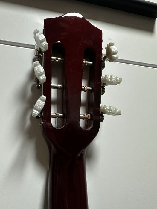 Новая классическая гитара с металлическими струнами