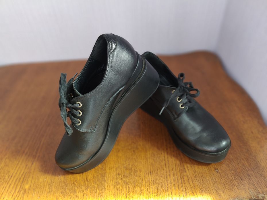 Туфлі натуральна шкіра 38 р на платформі/танкетці