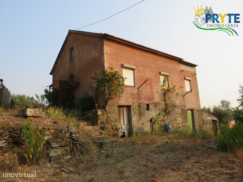 Moradia T3 com dois pisos e anexo situada perto da Sertã