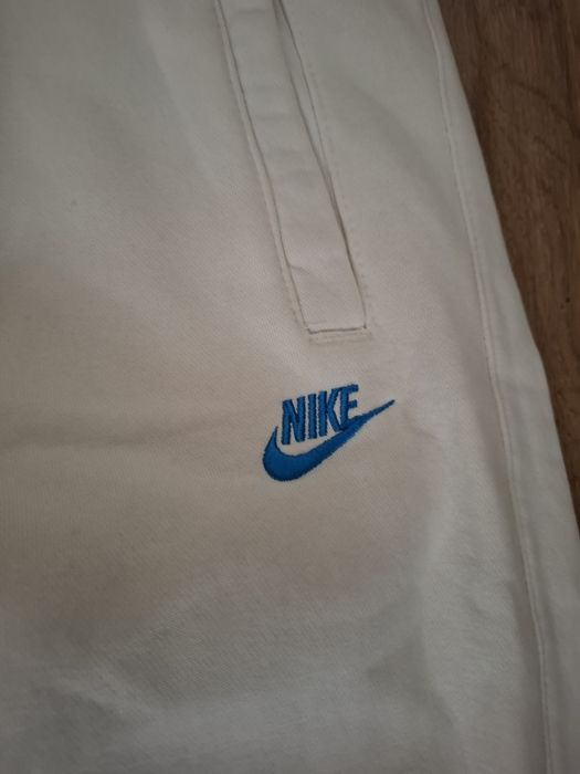 Kremowe spodnie dresowe Nike XS