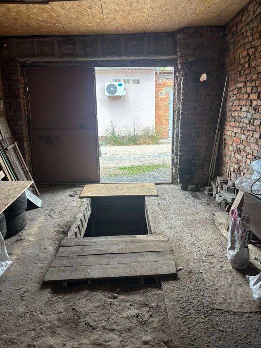 Продам  цегляний гараж в кооперативі по  вул.Гонти
