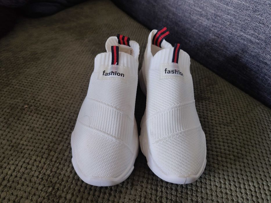 Sportowe materiałowe buty białe