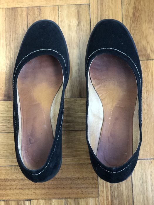 Sapatos pretos todos em pele camurça
