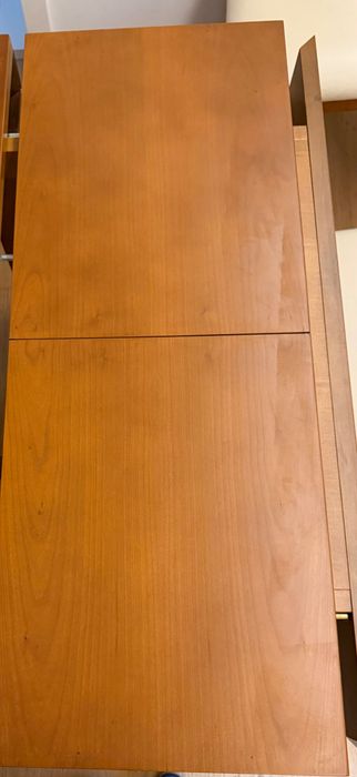 Sala de jantar- mesa, aparador com cristaleira e móvel para TV