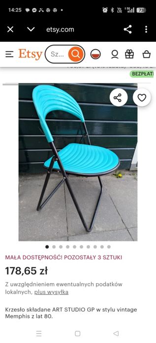 3 białe składane krzesła