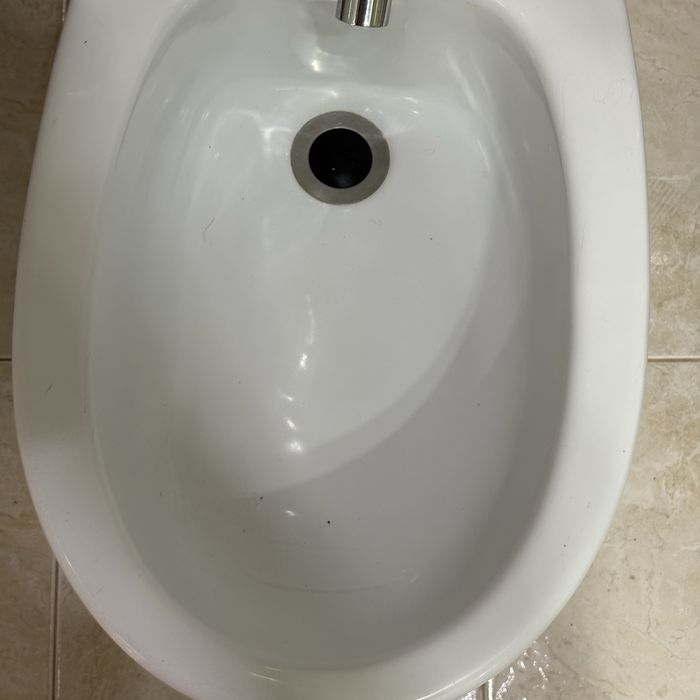 Bidé da Marca Roca com torneira em Bom Estado