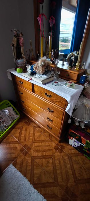 Cómoda clássica com espelho e muita arrumação