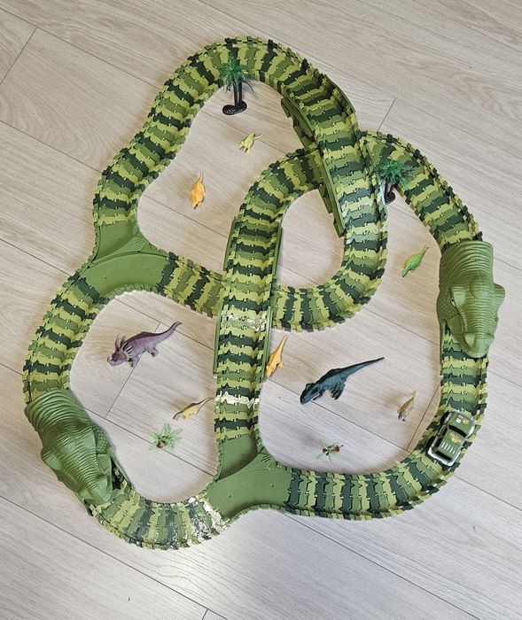 Tor samochodowy z dinozaurami