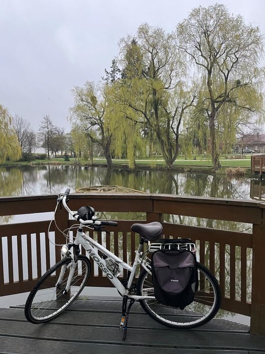 Rower trekingowy koloru białego