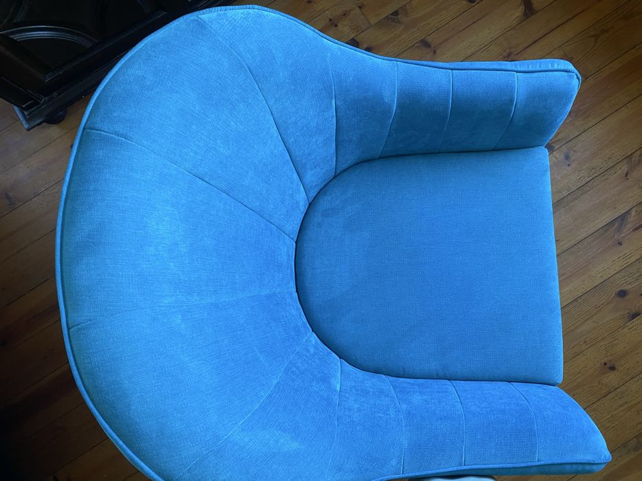Cadeirão estofado azul – 65 × 52 × 80 cm