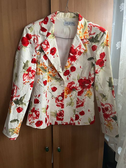 Biała marynarka żakardowa z kwiatowym nadrukiem w stylu Vintage