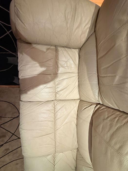 Sofá Chateaud’Ax em pele bege (3 lugares)