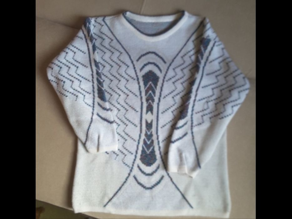 Elegancki biały sweter damski we wzory, rozmiar M L